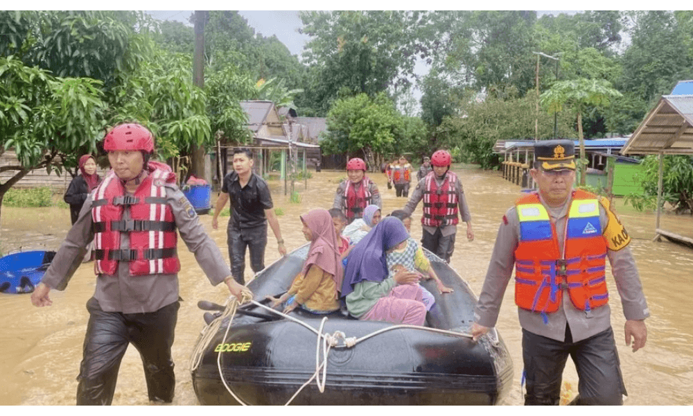 Kapolres Pimpin Evakuasi Ratusan Warga Terdampak Banjir Bandang di Balangan, Delapan Desa Terendam