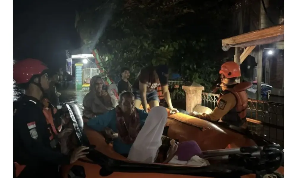Tim SAR Evakuasi Ibu dan Balita Terjebak Banjir di Tiga Desa Martapura, Kalsel