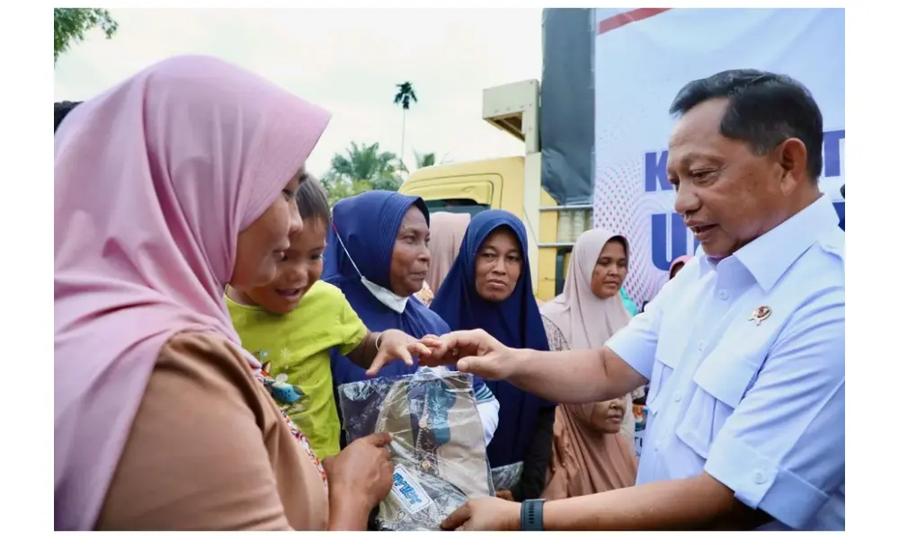 Menteri Dalam Negeri Tito Karnavian Salurkan Bantuan Langsung ke Korban Bencana di Aceh, Presiden Prabowo Akan Tinjau Lokasi