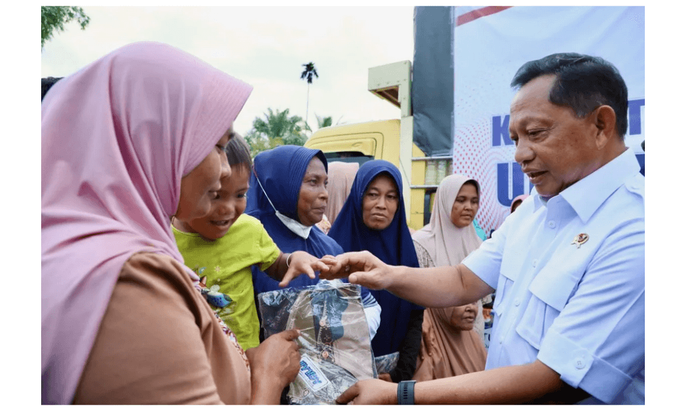 Menteri Dalam Negeri Tito Karnavian Salurkan Bantuan Langsung ke Korban Bencana di Aceh, Presiden Prabowo Akan Tinjau Lokasi