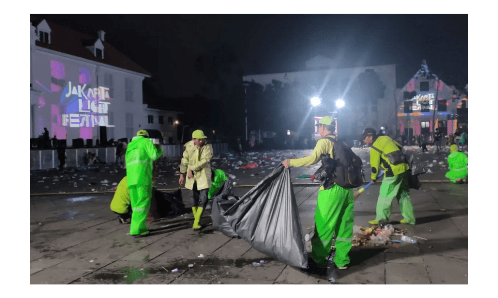 Usai Perayaan Tahun Baru, Ratusan Petugas Gabungan Bersihkan Sampah di Kota Tua Jakarta