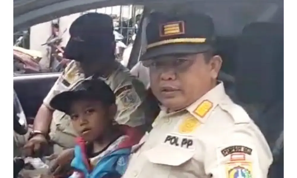 Satpol PP Amankan Bocah 6 Tahun yang Ditinggal Ayah di Pasar Kebayoran Lama