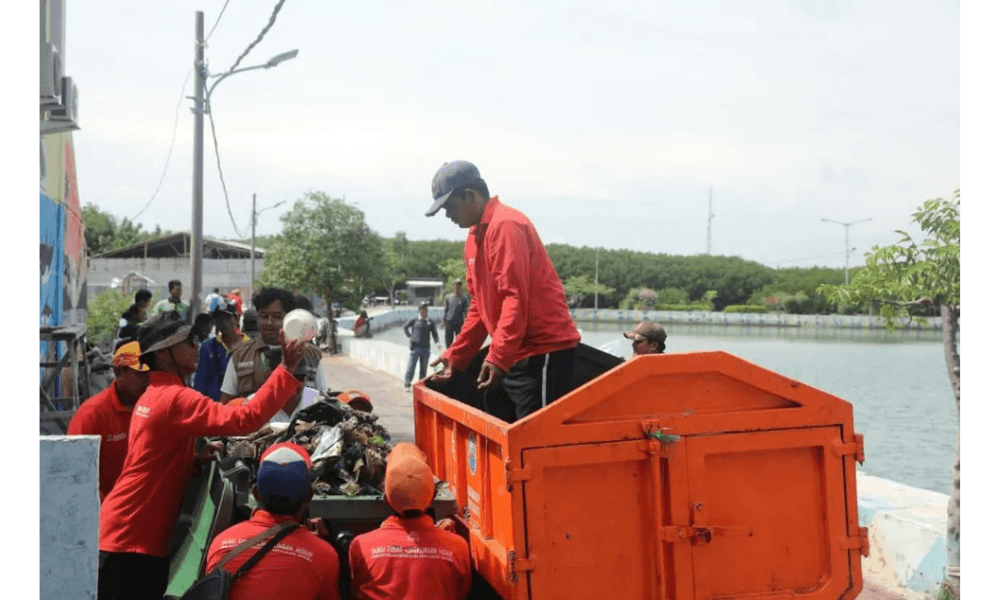 Sudin LH Angkut 2,9 Ton Sampah Sisa Perayaan Tahun Baru di Pulau Tidung, Kepulauan Seribu