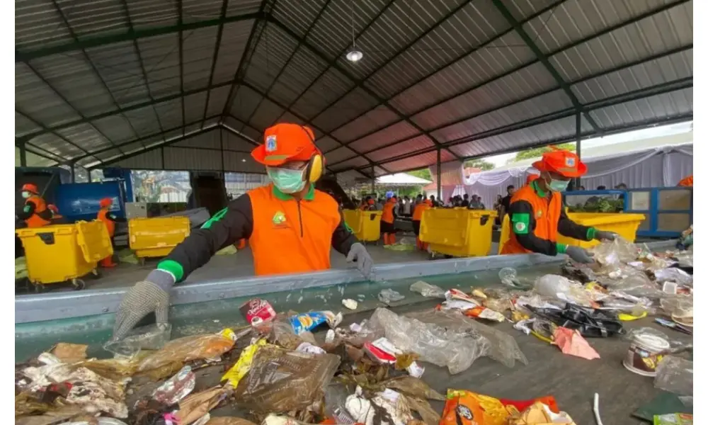 Sudin LH Jakarta Selatan Angkut 14,5 Ton Sampah Tahun Baru untuk Didaur Ulang dan Kompos