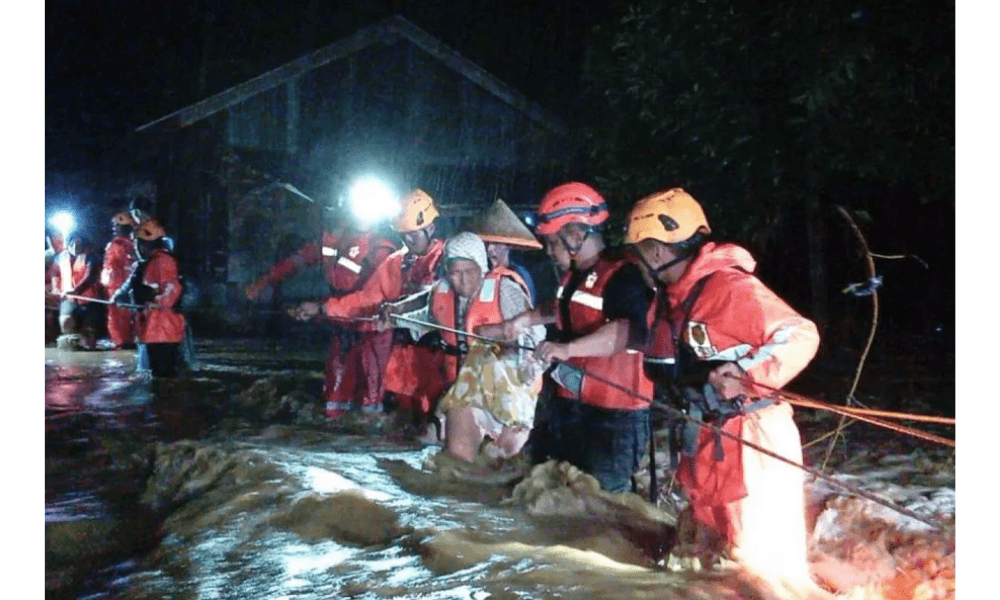 Basarnas Padang Evakuasi 17 Warga Terjebak Banjir di Pasar Rabaa Agam, Air Sungai Asam Meluap