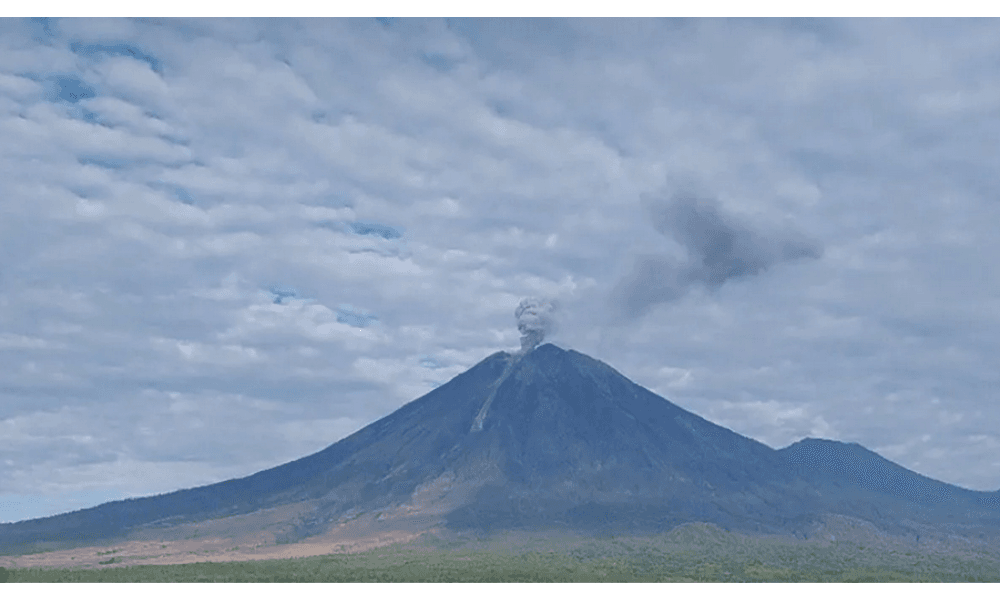 Gunung Semeru Empat Kali Erupsi dalam Sehari, Kolom Letusan Capai 1.000 Meter