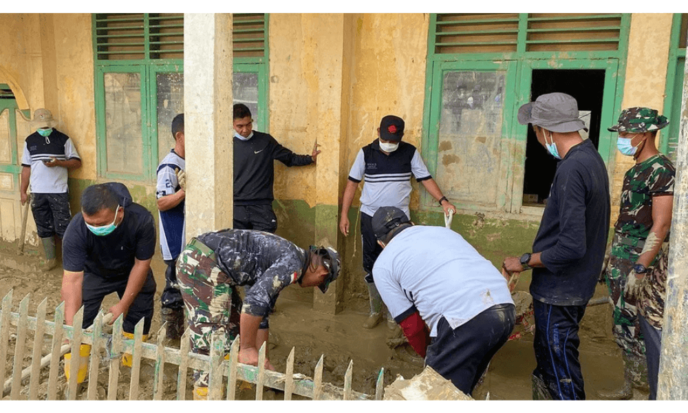 TNI AD dan Relawan Bersihkan SMA Al-Jamiatul Washliyah Aceh Tamiang Pascabencana Banjir