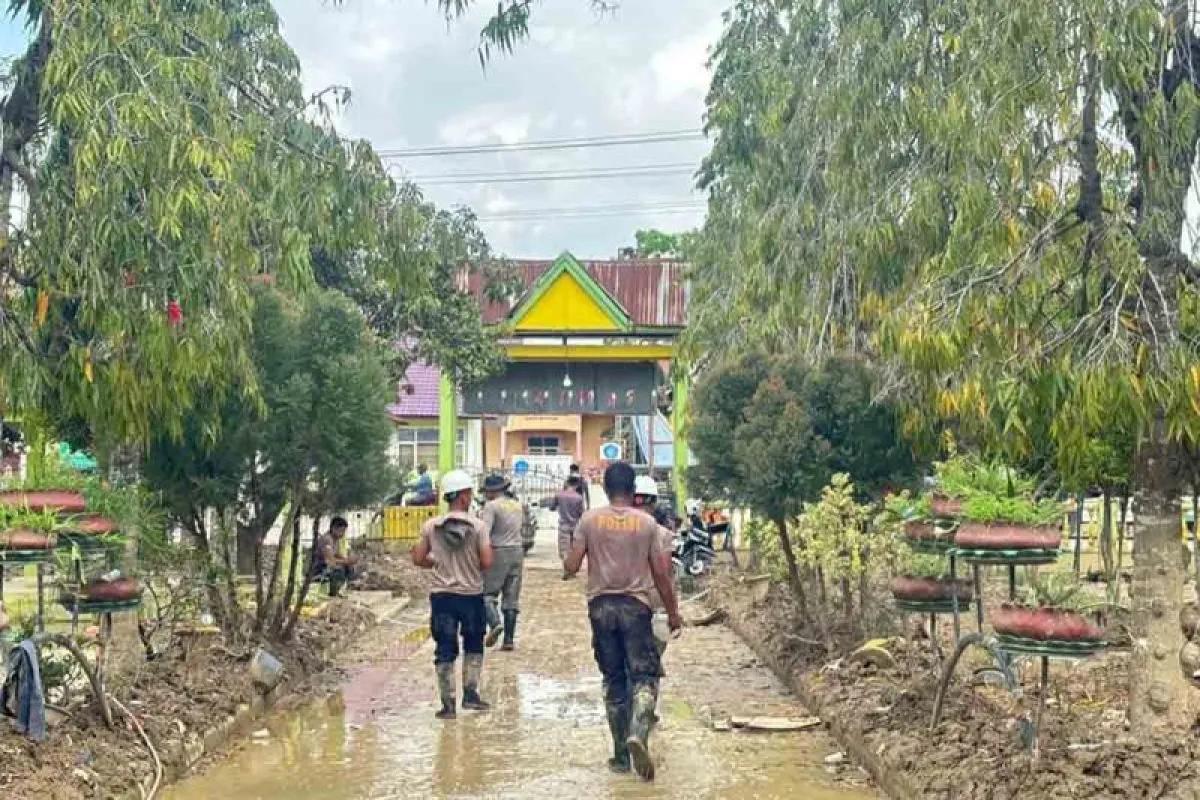 Polres Pidie Jaya Bersihkan Sekolah Pascabanjir, Siapkan Fasilitas Jelang Kegiatan Belajar 5 Januari