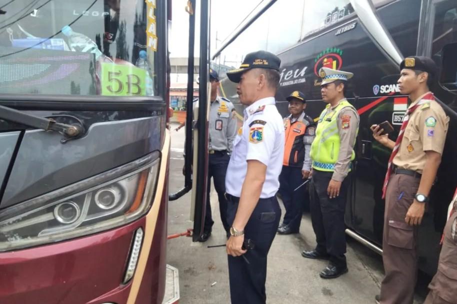 Pemkot Jaksel Terima Bantuan Perahu dan Tenda dari BPBD DKI untuk Antisipasi Banjir Awal 2026