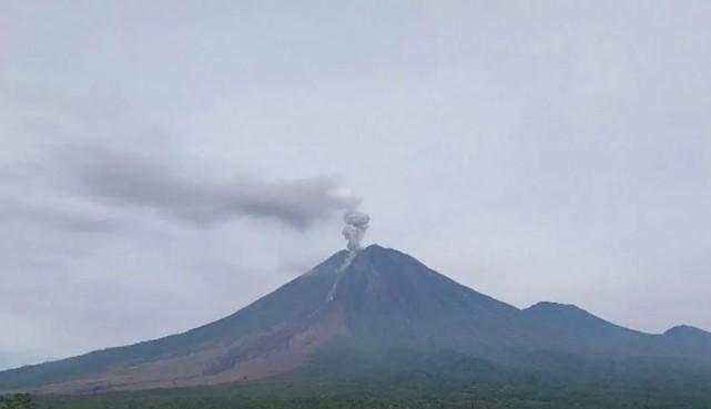 Aktivitas Gunung Semeru Masih Tinggi, Masyarakat Diminta Waspadai Awan Panas dan Lahar