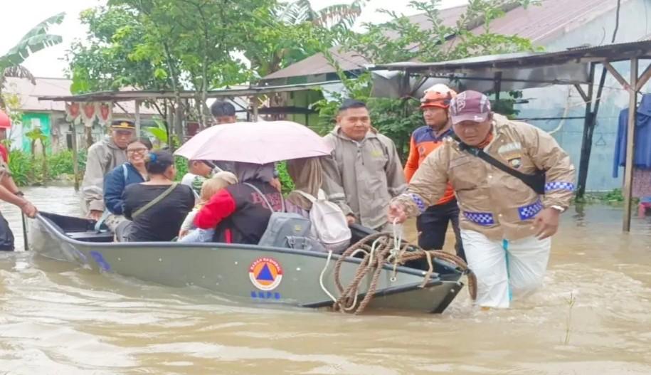 Petugas Gabungan Evakuasi 148 Warga dari Perumahan Terendam Banjir di Banjarbaru