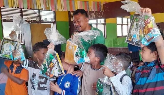 Seratusan Murid MIN 2 Pidie Jaya Terima Bantuan Usai Terdampak Banjir Bandang