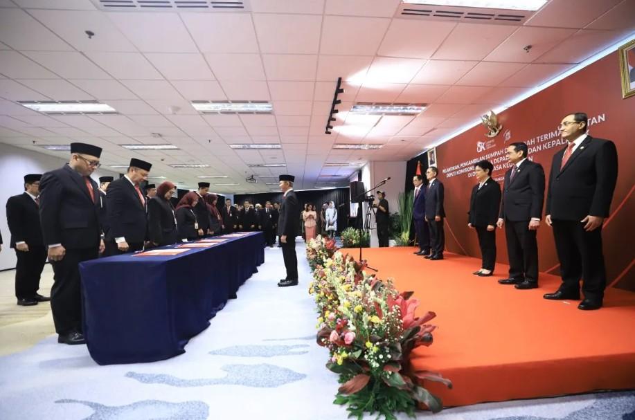 OJK Lantik 13 Pejabat Baru, Mahendra Siregar Tegaskan Komitmen Transformasi Organisasi