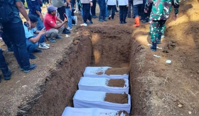 Enam Jenazah Korban Banjir Bandang Agam Dimakamkan Massal di TPU Sungai Jariang