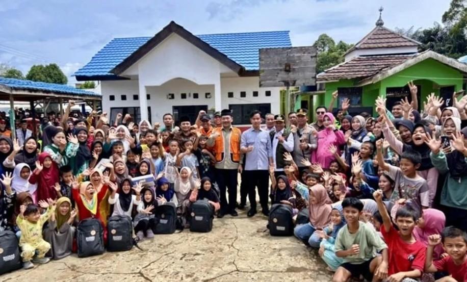 Wapres Gibran Salurkan 1000 Paket Sembako untuk Korban Banjir Bandang di Balangan