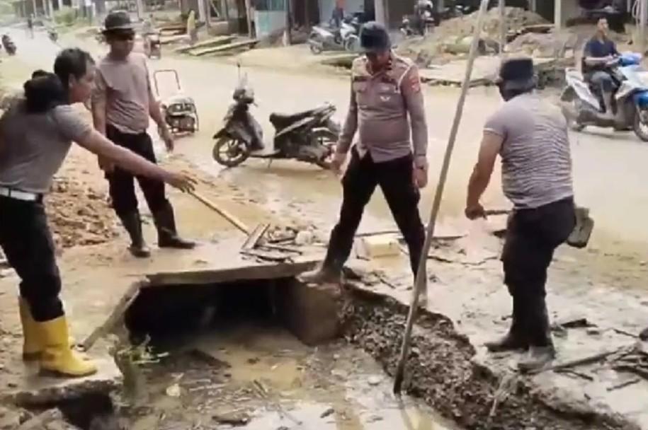 Polres Aceh Selatan Normalisasi Sungai dan Saluran Air di Trumon Tengah untuk Cegah Banjir Susulan