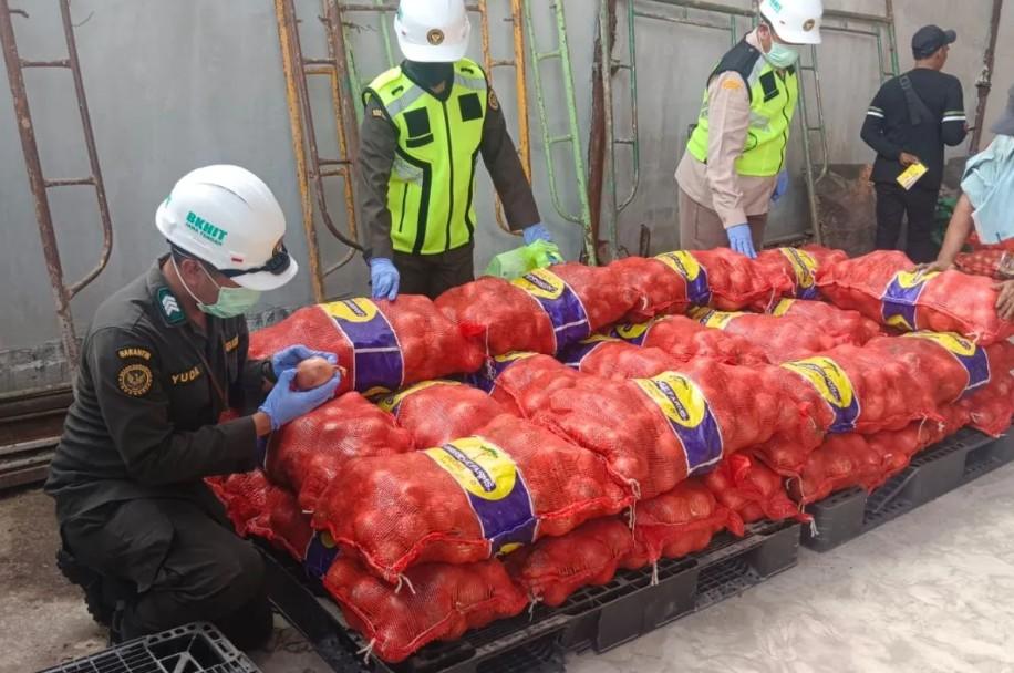 Barantin Tahan 1 Ton Daging Ilegal dan 133,5 Ton Bawang Tanpa Dokumen Saat Nataru