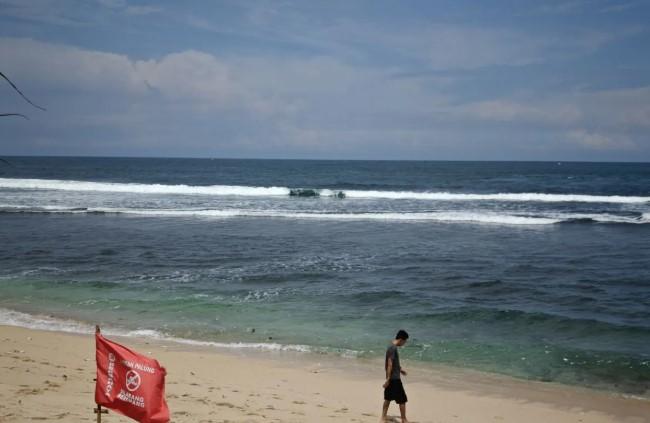 BMKG Peringatkan Potensi Hujan Berpetir dan Gelombang Laut Hingga Enam Meter Akibat Siklon Tropis Jenna