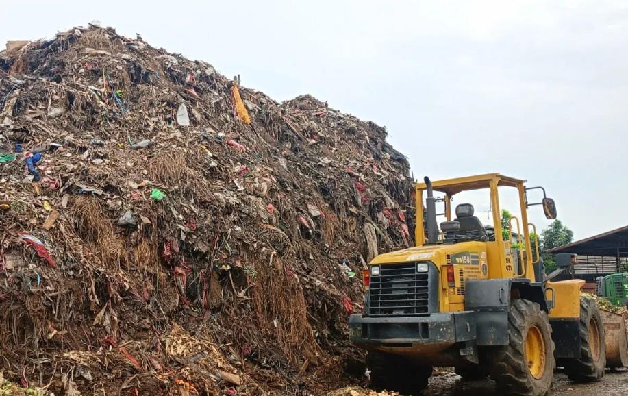 Penumpukan 1.300 Ton Sampah di Pasar Induk Kramat Jati Ditangani Personel Gabungan, Ditargetkan Rampung dalam 5 Hari