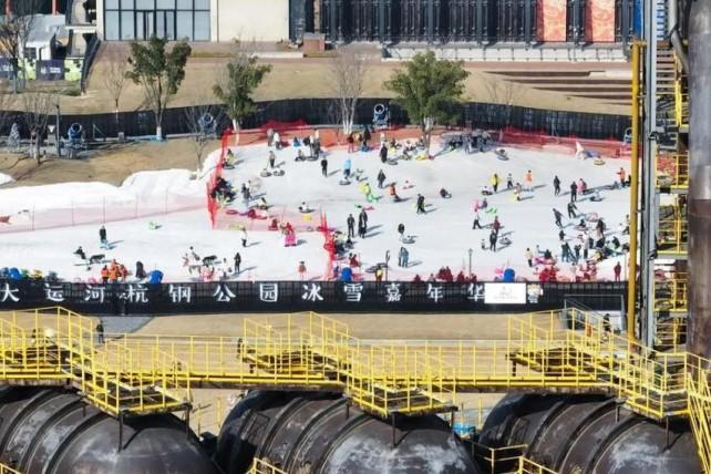 Bekas Pabrik Baja di Hangzhou Disulap Jadi Arena Karnaval Es dan Salju yang Menarik Ribuan Pengunjung