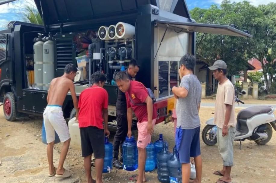 Brimob Polda Sumut Distribusikan Air Bersih dan Bersihkan Saluran Tersumbat di Tapanuli Tengah Pasca-Bencana