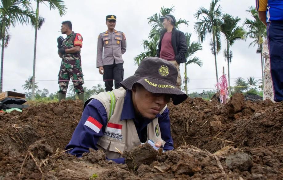 Badan Geologi Imbau Warga Tidak Percaya Air Sinkhole Sembuhkan Penyakit Sebelum Ada Bukti Ilmiah