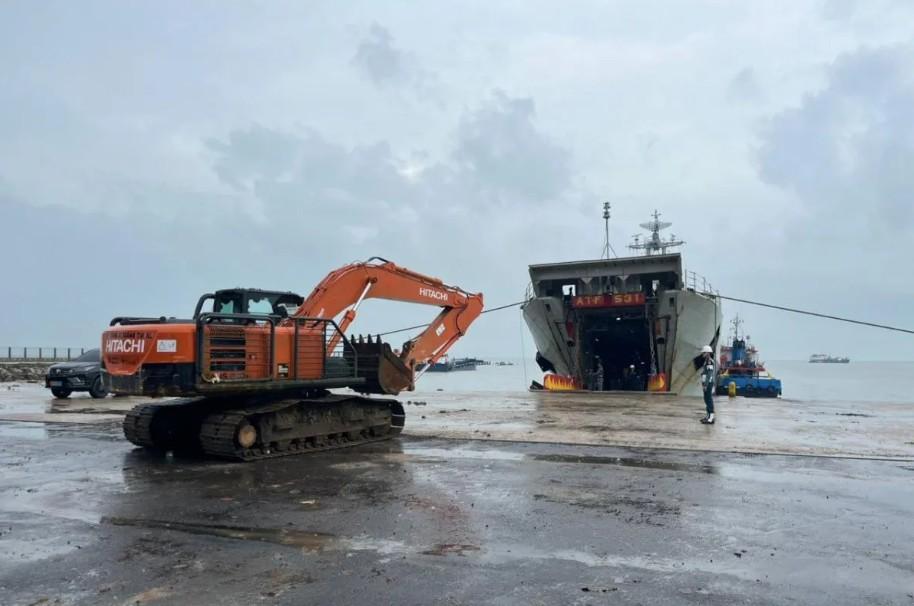 TNI AL Babel Kirim Lima Excavator ke Sumatera Utara untuk Bantu Pemulihan Pascabencana Banjir