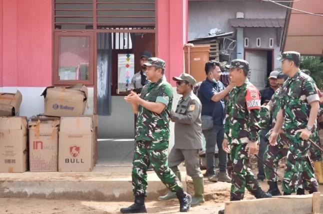 KSAD Maruli Simanjuntak Tinjau Sekolah dan Posko Pengungsi Pascabanjir di Tapanuli Tengah
