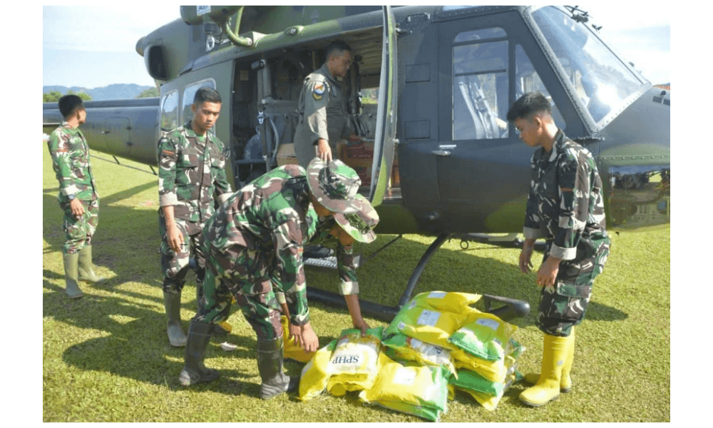 Distribusi Bantuan Melalui Udara, TNI Salurkan Logistik ke Desa Terpencil Tapanuli Tengah