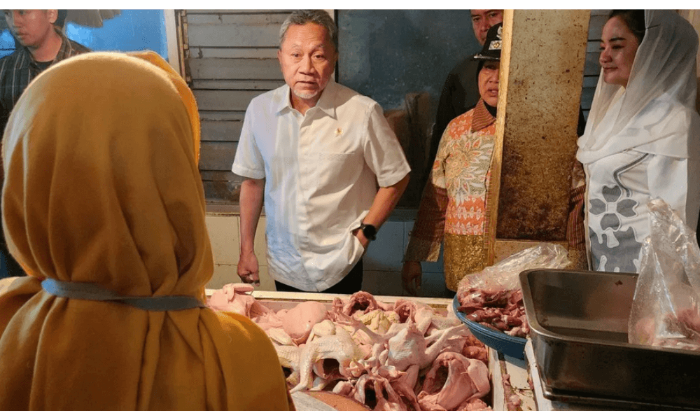 Menko Zulkifli Hasan Tinjau Pasar Bandarjo Semarang, Pastikan Harga Pangan Mulai Turun