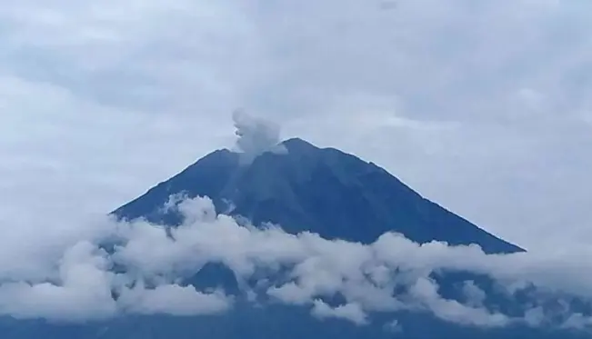 Gunung Semeru Erupsi Empat Kali Pagi Ini, Warga Diminta Patuhi Rekomendasi PVMBG