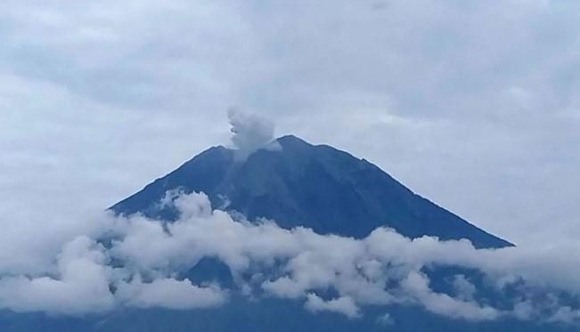 Gunung Semeru Erupsi Empat Kali Pagi Ini, Warga Diminta Patuhi Rekomendasi PVMBG