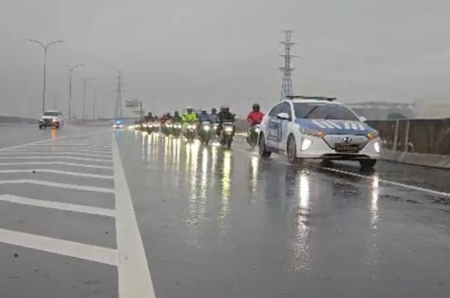 Korlantas Polri Kawal Ratusan Pemotor Lewati Tol Akibat Banjir Rendam Jalan Arteri Bekasi