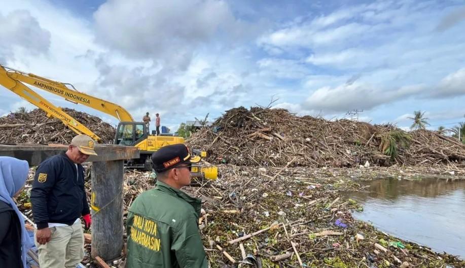 Wali Kota Banjarmasin Tinjau Pembersihan Sampah Besar di Sungai Martapura: Seruan Kerja Sama Lintas Daerah