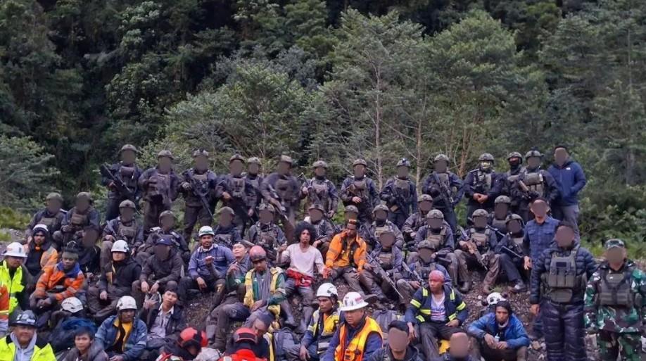 TNI Berhasil Selamatkan 18 Karyawan Freeport yang Terjebak Akibat Ancaman OPM di Pegunungan Papua
