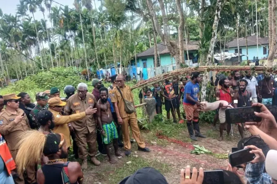 Dua Kelompok Warga di Kwamki Narama Sepakat Berdamai Lewat Ritual Adat Setelah Empat Bulan Konflik