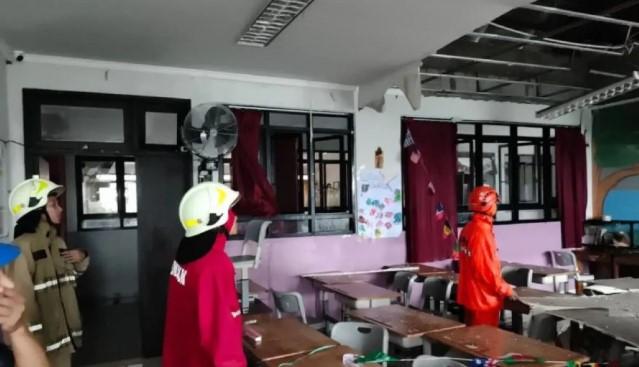 Plafon SDN 05 Pademangan Timur Roboh Saat Siswa Nikmati Makan Bergizi Gratis
