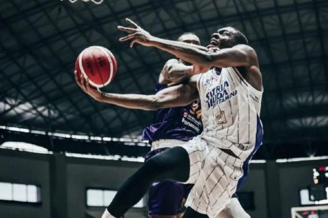 Bangkit dari Ketertinggalan, Satria Muda Hancurkan Hawks 95-74 Berkat Performa Gemilang Jalen Jones