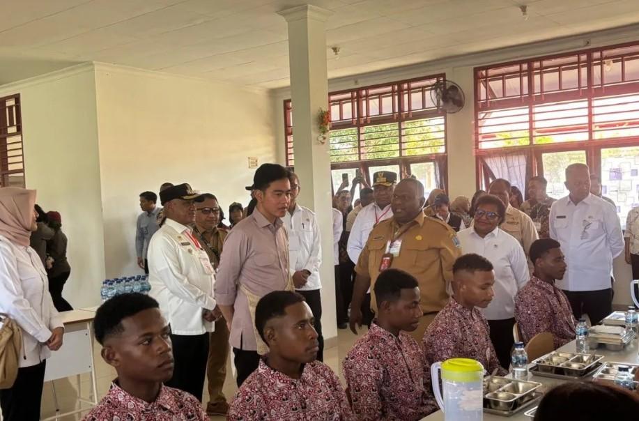 Wapres Gibran Tinjau SRMA 41 di Biak Numfor, Apresiasi Fasilitas Asrama dan Teknologi Pembelajaran