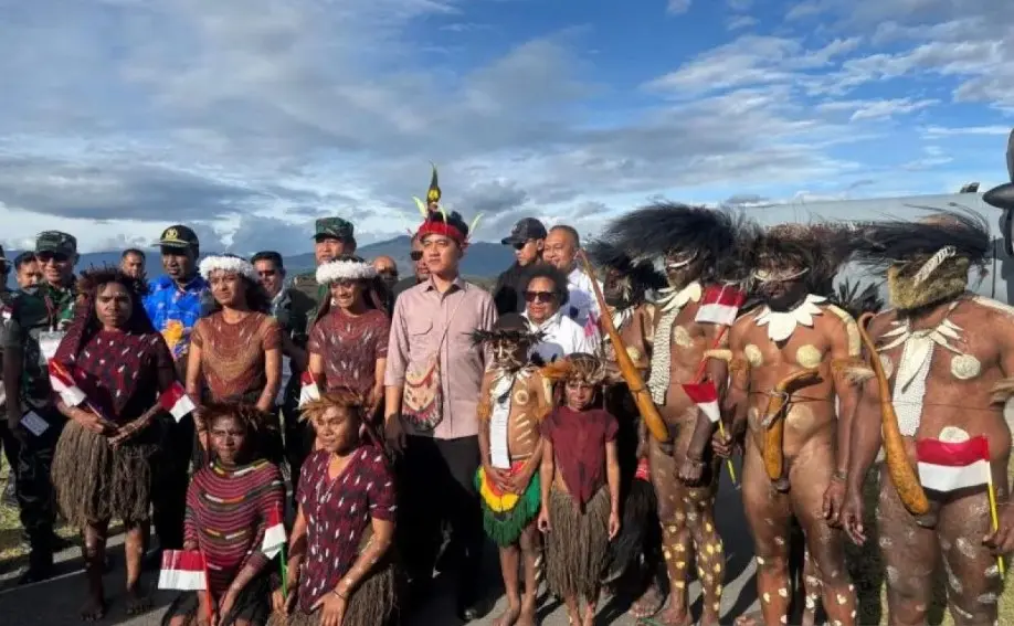 Wapres Gibran Kunjungi Wamena: Bermain Bola dengan Anak Papua dan Kenakan Noken Khas