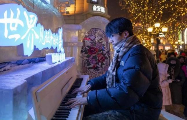Central Street Harbin Memukau Wisatawan dengan Lampu Warna-Warni di Musim Dingin