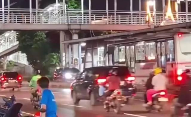 Polisi Ungkap Penyebab Mobil Masuk Jalur Transjakarta di Matraman, Diduga Pengemudi Abaikan Rambu