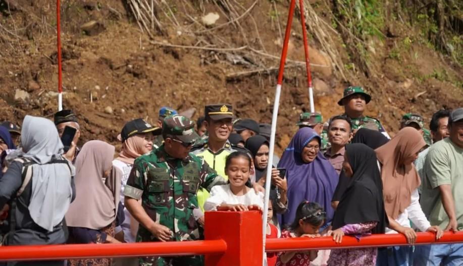 Jembatan Armco Diresmikan, TNI Kembalikan Akses Jalan di Malalak Pascabanjir Bandang