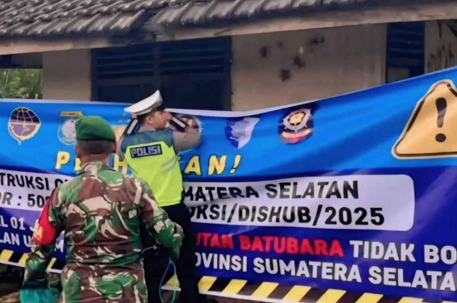 Polres OKU Pasang Spanduk Larangan Truk Batubara di Jalan Umum, Dukung Pergub Sumsel