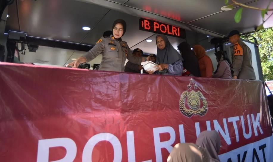Dapur Umum Brimob Polri Jadi Penopang Kebutuhan Pengungsi di Aceh Tamiang dan Sumatera Barat