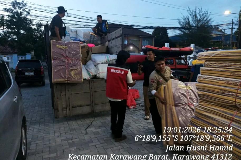 Kemensos Salurkan Bantuan Logistik untuk Ribuan Warga Terdampak Banjir Karawang