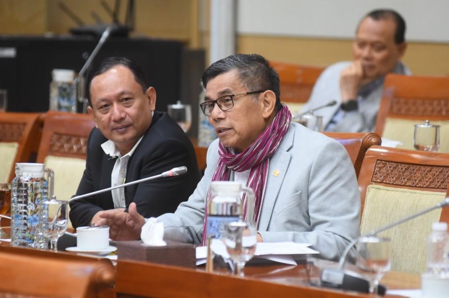 DPR Minta Kasus Guru Honorer Diproses Ulang, Kejagung Siap Hentikan Bila Tak Sesuai KUHP Baru