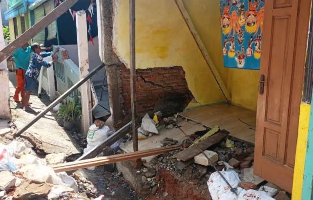 Atap Rumah Roboh Diterjang Hujan Deras di Matraman, Satu Warga Luka Ringan