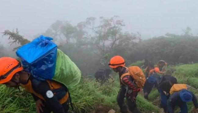 Tim DMC Dompet Dhuafa Ikut Evakuasi Korban Kecelakaan Pesawat di Gunung Bulusaraung