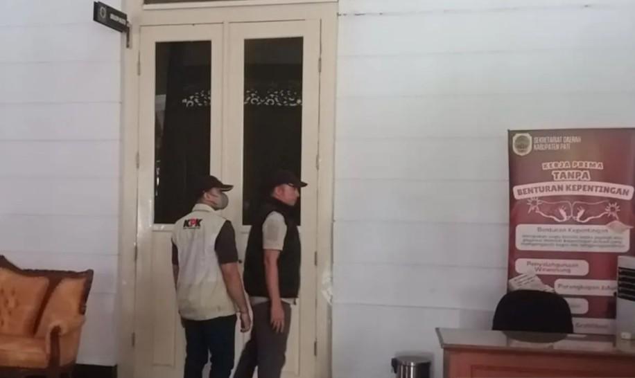 Penggeledahan Rumah Dinas Bupati Pati oleh KPK Terkait OTT, Sejumlah Mobil dan Polisi Bersenjata Terlihat di Lokasi